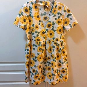 Divided H&M Woman Turnic Top Medium Sunflower  V Neck with Short Sleeve